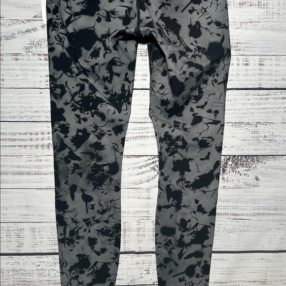 Lululemon Lab Hi-Rise Wunder Under Black and Gray Floral Leggings Size 8 NWT - Picture 9 of 12